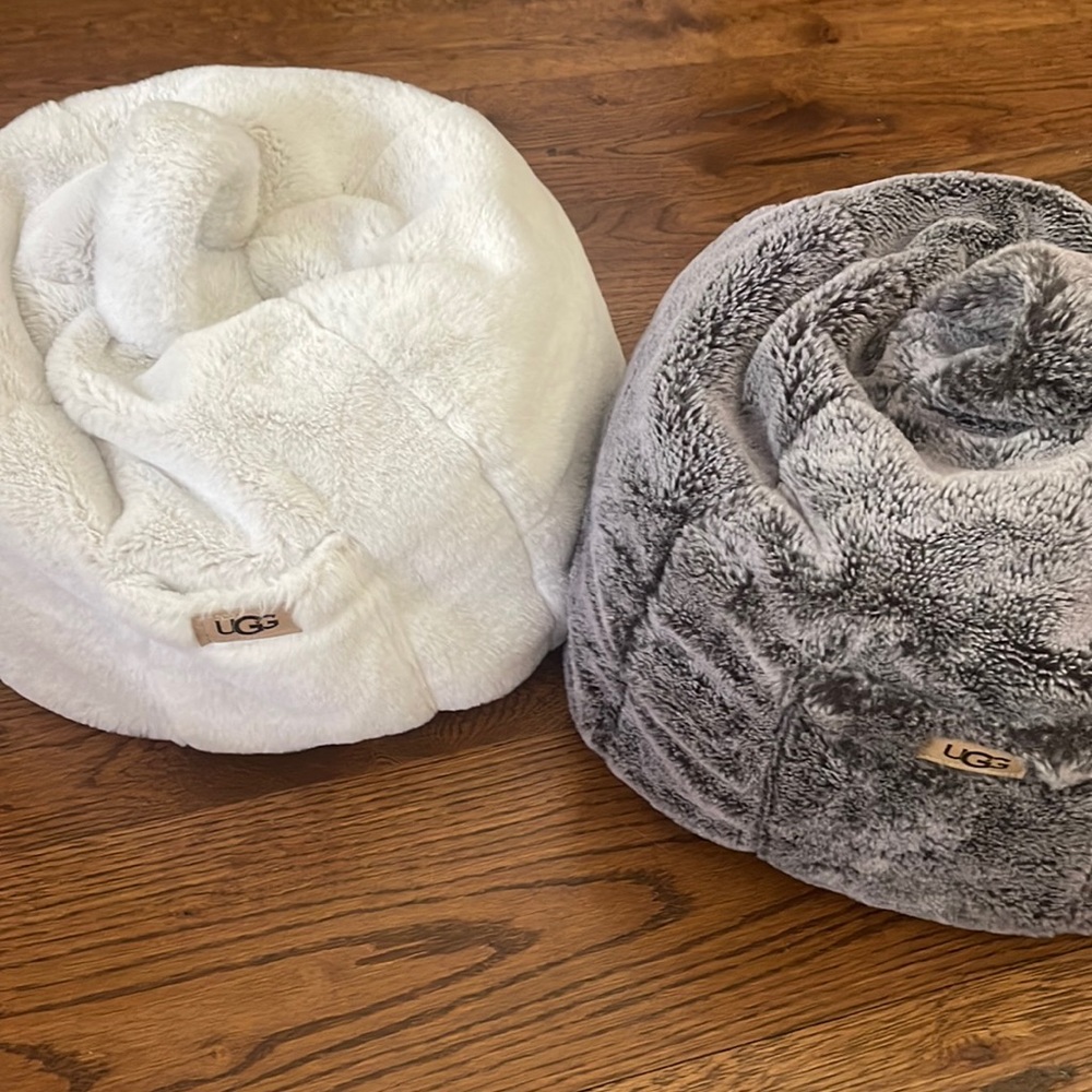 2 UGG Poufs white and grey